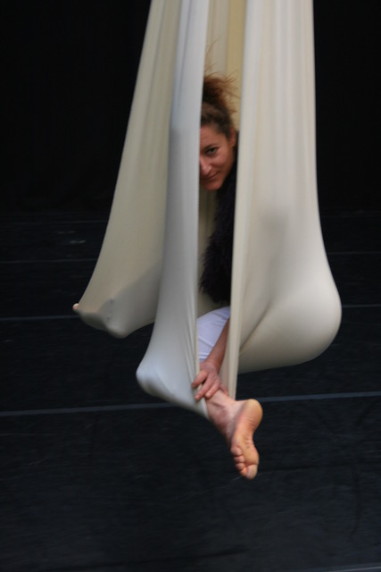 Danseuse dans un tissu cocon