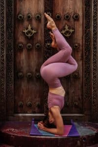 posture yoga sur la tête